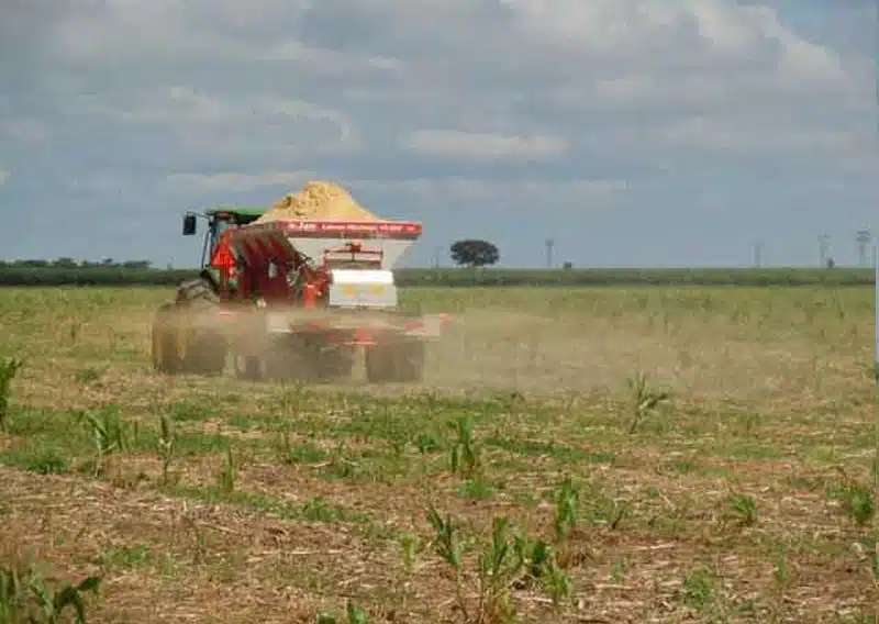 Trator aplicando adubo a lanço