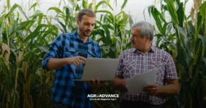 Administração rural tem evoluido ao longo das gerações. pai com folha de papel e filho com notebook