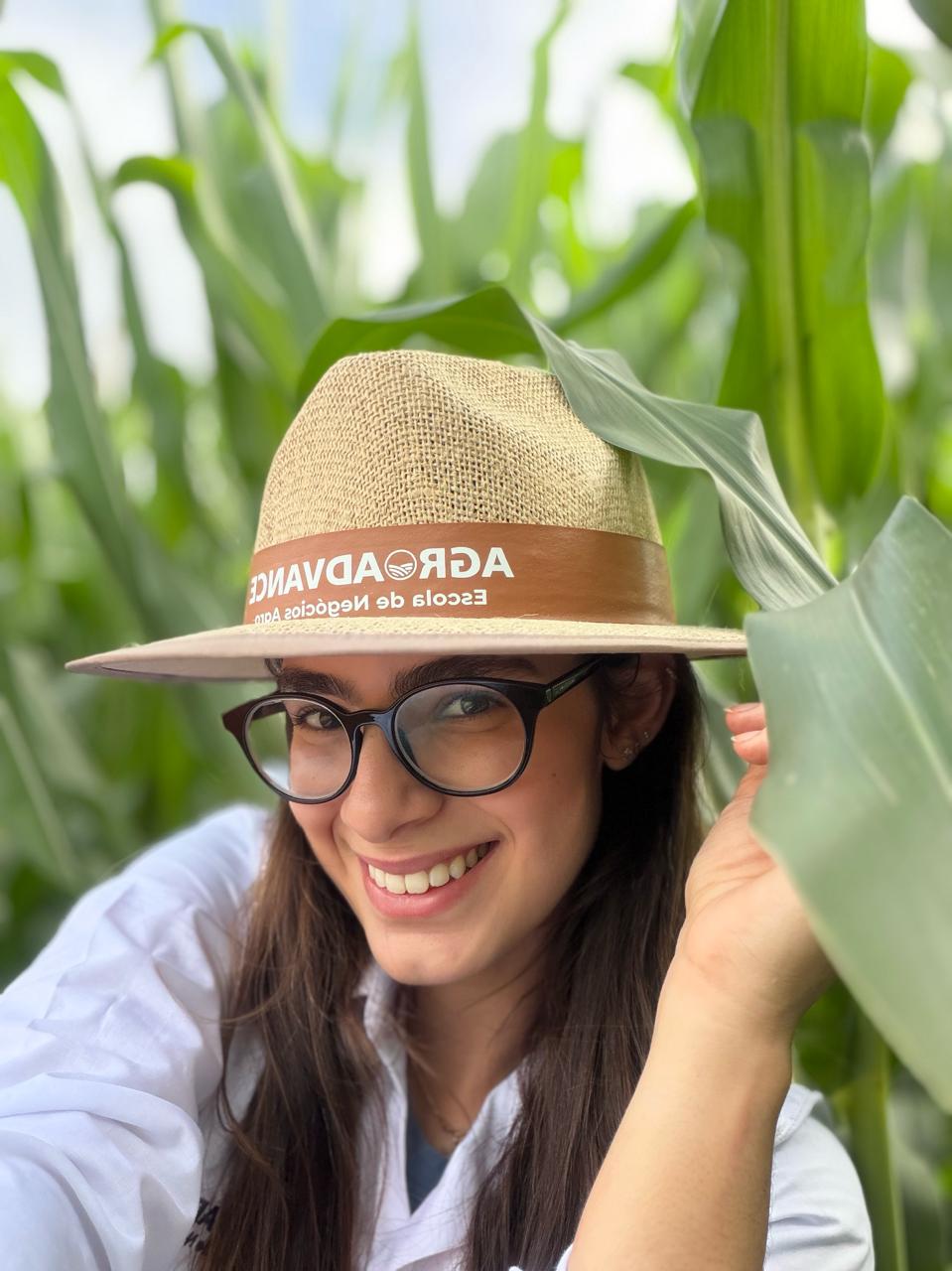 Lorena Macedo no campo com o chapéu da Agroadvance